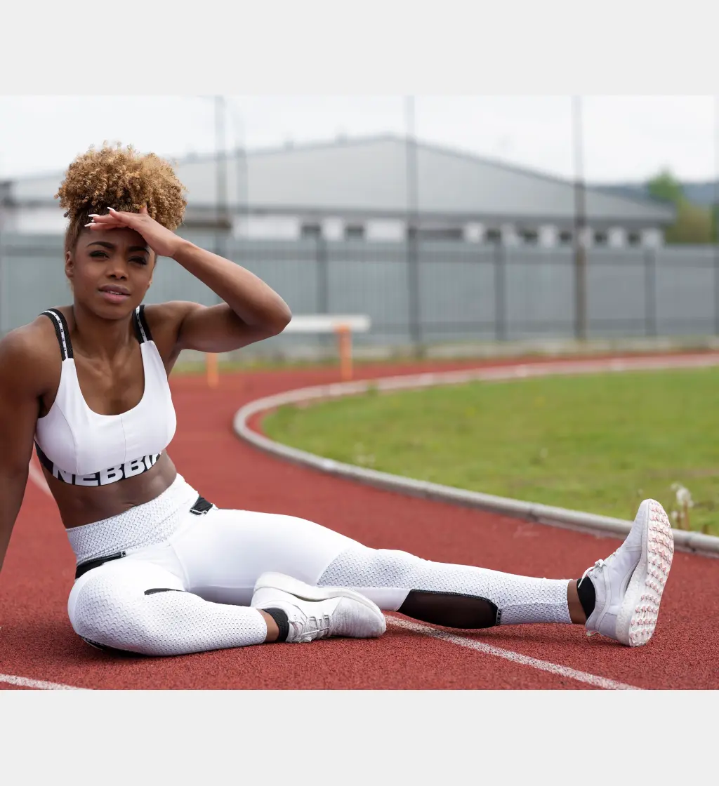 Nebbia-Avitazen-605-V-butt-leggings